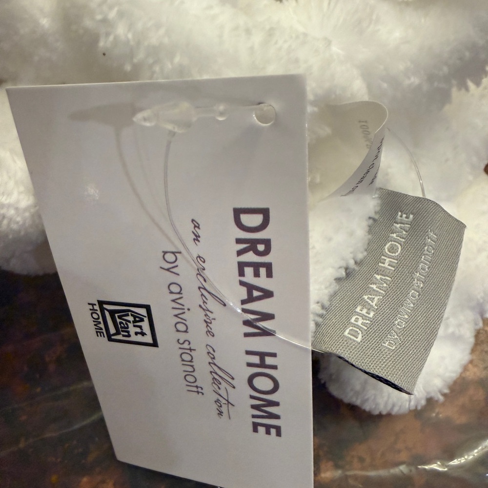 NWT Aviva Stanoff Marshmallow Throw 50 x 70 Luxe White/Ivory Super Soft MSPR 275 - Picture 3 of 3
